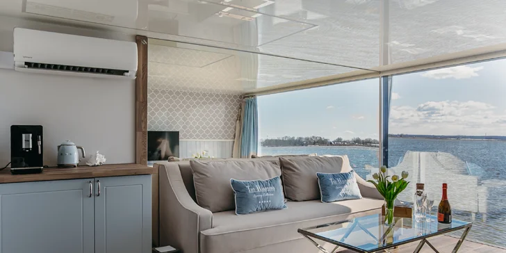 Luxusní houseboaty a bubliny na jezeře: privátní wellness, strava, vodní sporty a moře 300 m