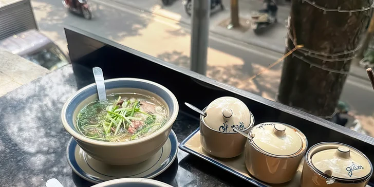 Tradiční vietnamská polévka Phở Bò pro 1 či 2 osoby: silný vývar s hovězím a rýžovými nudlemi