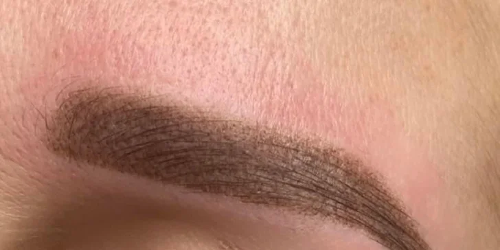 Stále upravená: permanentní make-up metodou pudrového obočí či linky a akvarelové rty