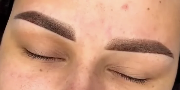 Stále upravená: permanentní make-up metodou pudrového obočí či linky a akvarelové rty