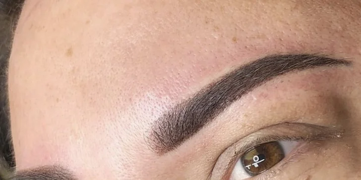 Stále upravená: permanentní make-up metodou pudrového obočí či linky a akvarelové rty