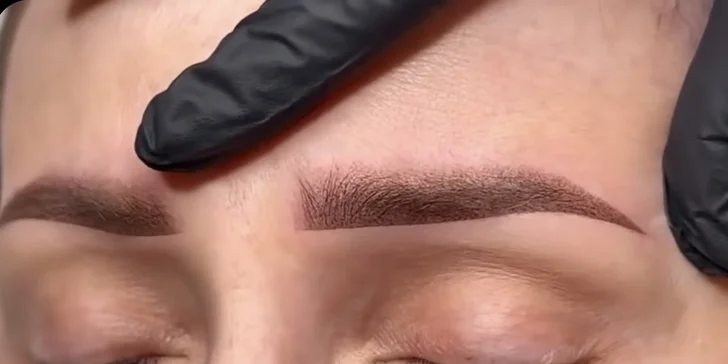 Stále upravená: permanentní make-up metodou pudrového obočí či linky a akvarelové rty