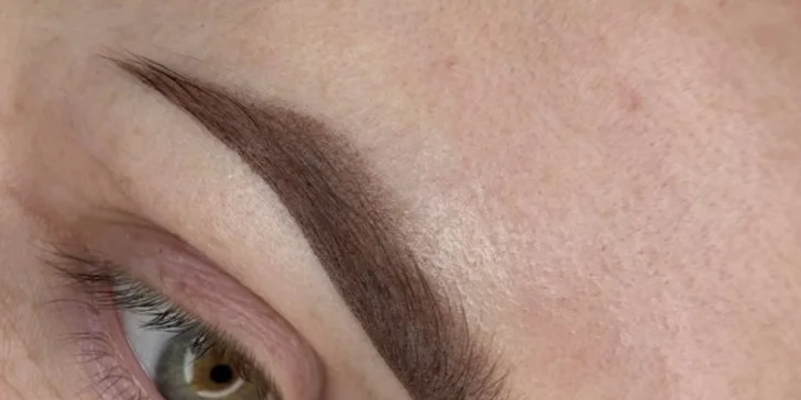Stále upravená: permanentní make-up metodou pudrového obočí či linky a akvarelové rty