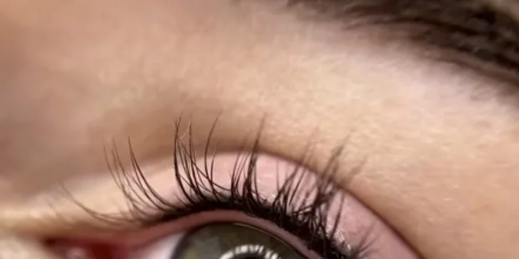 Stále upravená: permanentní make-up metodou pudrového obočí či linky a akvarelové rty