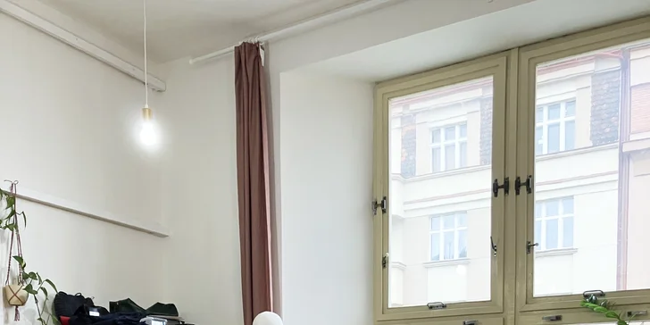 Skupinové kurzy šití pro začátečníky i pokročilé: úprava střihu, ovládání stroje i šití oděvů