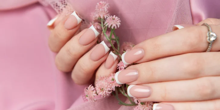 Manikúra s P-Shine, gel lak, francouzská manikúra i SPA manikúra s masáží