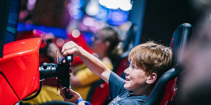 Nekonečná zábava v LEVELS Prague: 24 až 1400 kreditů na arkádové hry, minigolf i simulátor formule