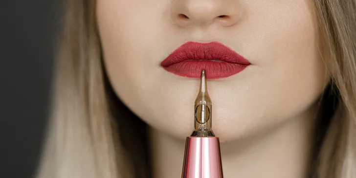 Upravená vždy a všude: vyrazte na permanentní make-up obočí či rtů