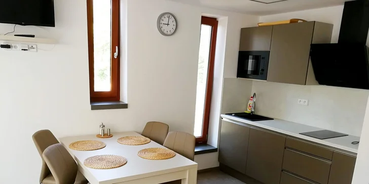 Dovolená v Moravském krasu: moderní apartmán až pro 4 osoby, vč. terasy či balkónu