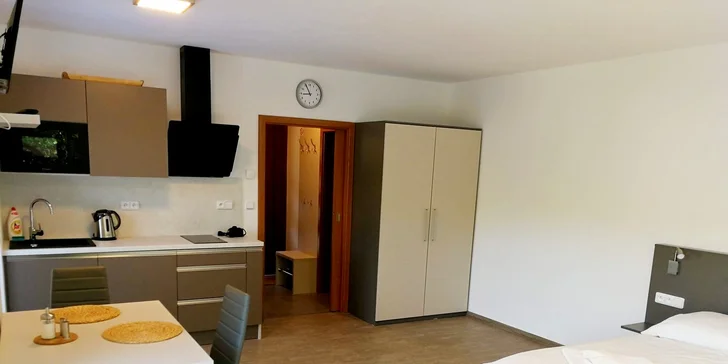Dovolená v Moravském krasu: moderní apartmán až pro 4 osoby, vč. terasy či balkónu