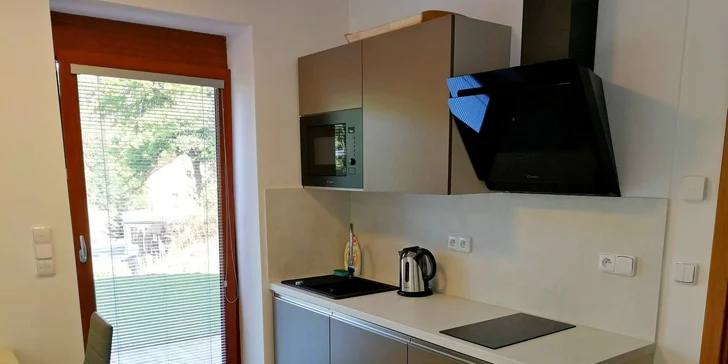 Dovolená v Moravském krasu: moderní apartmán až pro 4 osoby, vč. terasy či balkónu