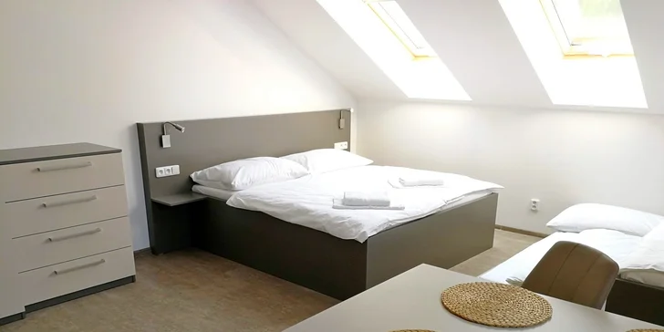 Dovolená v Moravském krasu: moderní apartmán až pro 4 osoby, vč. terasy či balkónu