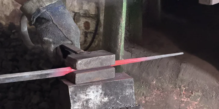 Skupinový kovářský kurz s výrobou podkovy, svícnu či nože: 2, 3 nebo 6 hod.