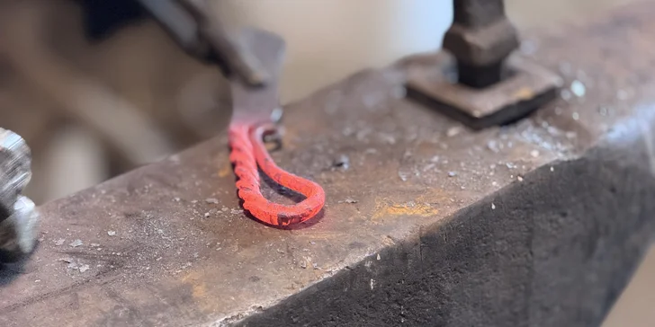 Skupinový kovářský kurz s výrobou podkovy, svícnu či nože: 2, 3 nebo 6 hod.