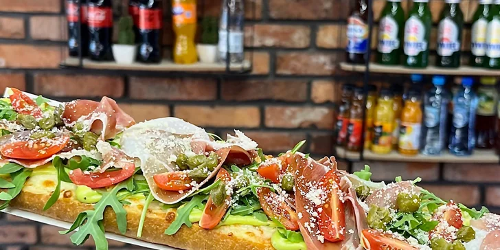 Užijte si tradiční zapiekanki i v Česku: s kuřetem, nivou či BBQ
