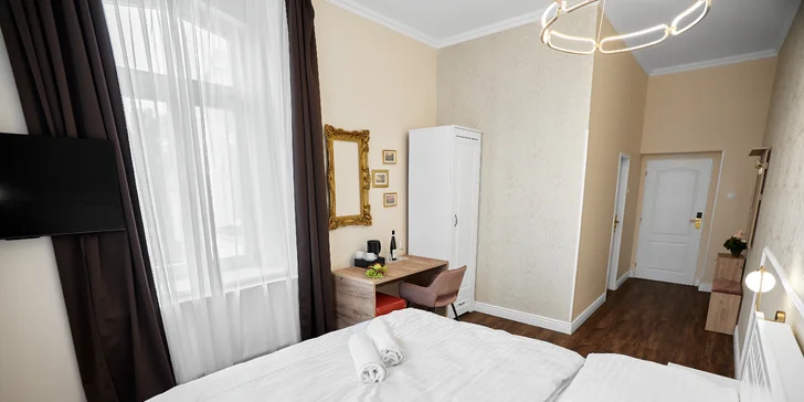 Novogotický zámeček nedaleko Litvínova: romantický pobyt se snídaní, pokoj s vířivkou