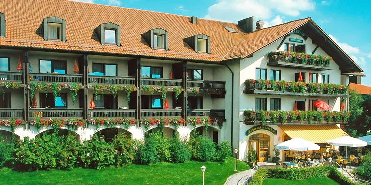 Bavorský hotel s polopenzí a neomezenými lázněmi o velikosti 1 600 m²