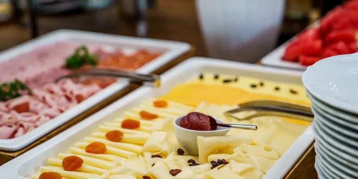Zámecký hotel 15 km od Prahy: luxusní pokoje, snídaně i večeře a vstupenky na výstavy