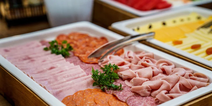 Zámecký hotel 15 km od Prahy: luxusní pokoje, snídaně i večeře a vstupenky na výstavy