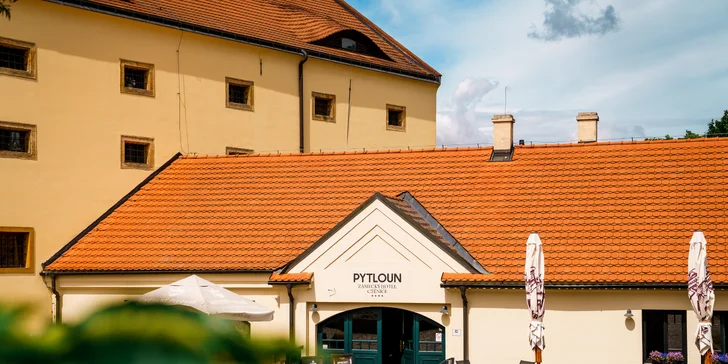 Zámecký hotel 15 km od Prahy: luxusní pokoje, snídaně i večeře a vstupenky na výstavy
