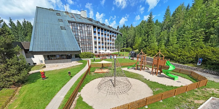 Dovolená v Krkonoších: hotel v srdci Harrachova s polopenzí a bazénem