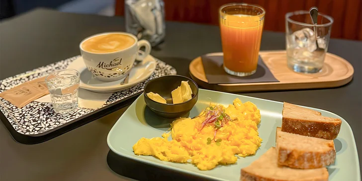 Dopřejte si vymazlený brunch vč. kávy a freshe: vejce, french toast i anglická snídaně, pro 1 či 2 osoby