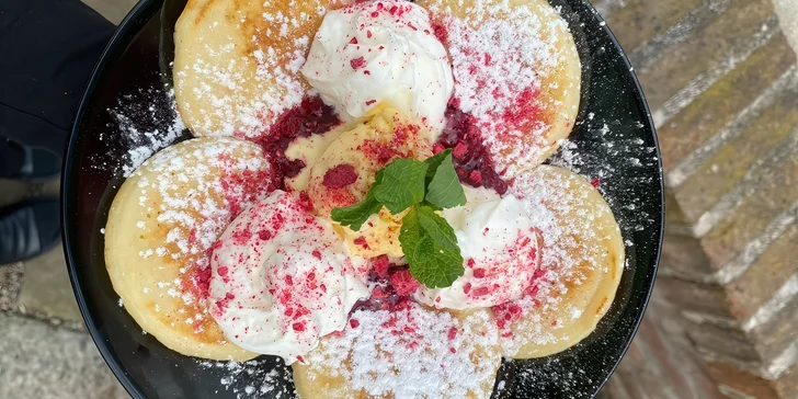 Dopřejte si vymazlený brunch vč. kávy a freshe: vejce, french toast i anglická snídaně, pro 1 či 2 osoby
