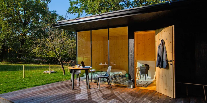 Minimalistický tiny house uprostřed přírody: soukromá sauna i grilovací stůl
