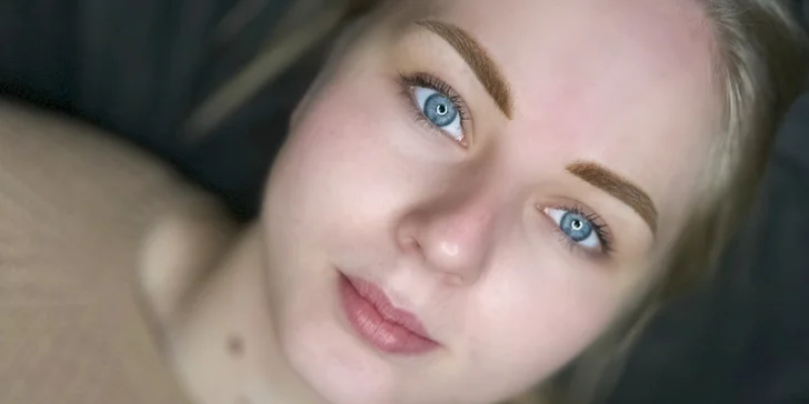Upravená vždy a všude: vyrazte na permanentní make-up obočí či rtů