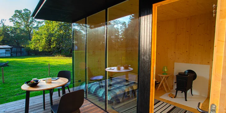 Minimalistický tiny house uprostřed přírody: soukromá sauna i grilovací stůl