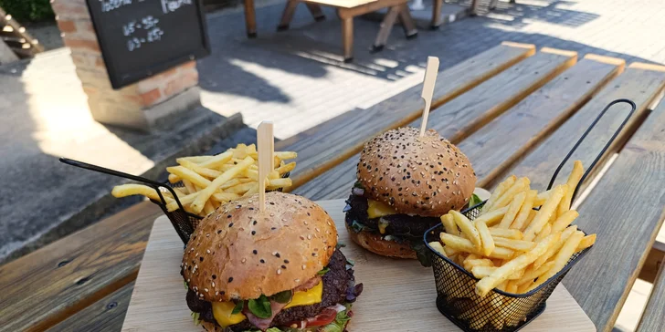 Bacon burger nebo cheeseburger s hranolky v Knínickém hostinci, pro 1 či 2 osoby