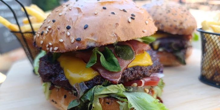 Bacon burger nebo cheeseburger s hranolky v Knínickém hostinci, pro 1 či 2 osoby
