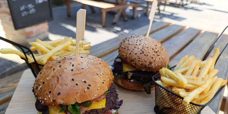 Bacon burger nebo cheeseburger s hranolky v Knínickém hostinci, pro 1 či 2 osoby