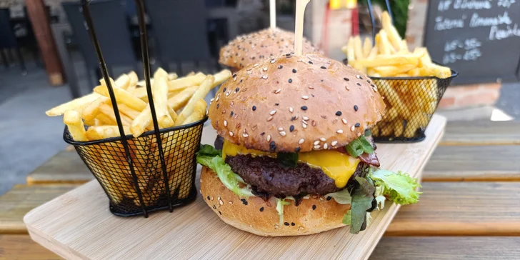 Bacon burger nebo cheeseburger s hranolky v Knínickém hostinci, pro 1 či 2 osoby