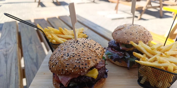 Bacon burger nebo cheeseburger s hranolky v Knínickém hostinci, pro 1 či 2 osoby