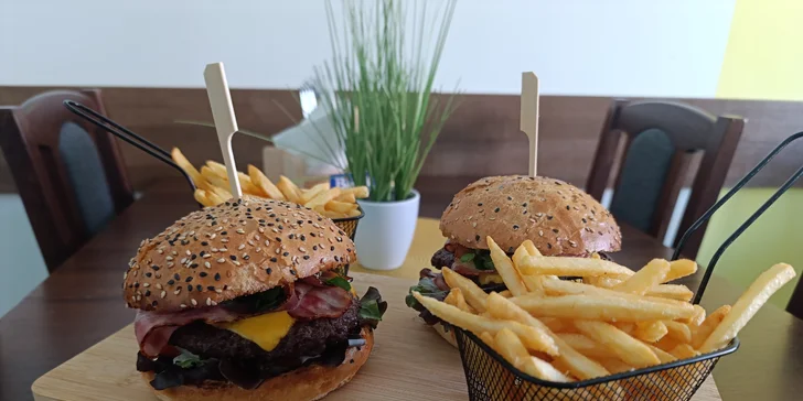 Bacon burger nebo cheeseburger s hranolky v Knínickém hostinci, pro 1 či 2 osoby