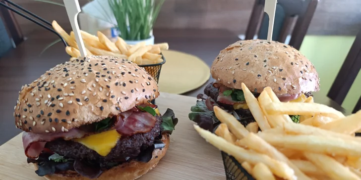 Bacon burger nebo cheeseburger s hranolky v Knínickém hostinci, pro 1 či 2 osoby