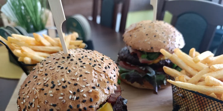 Bacon burger nebo cheeseburger s hranolky v Knínickém hostinci, pro 1 či 2 osoby