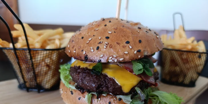Bacon burger nebo cheeseburger s hranolky v Knínickém hostinci, pro 1 či 2 osoby