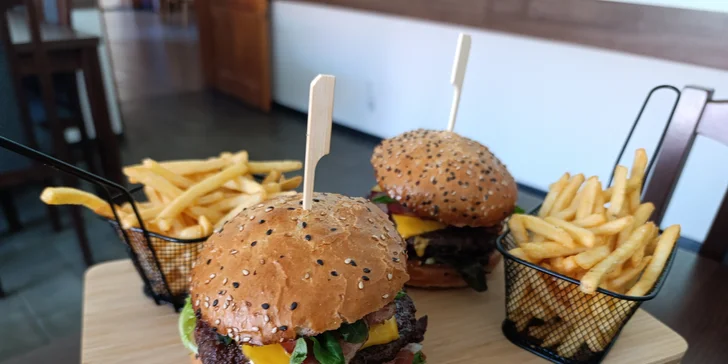 Bacon burger nebo cheeseburger s hranolky v Knínickém hostinci, pro 1 či 2 osoby