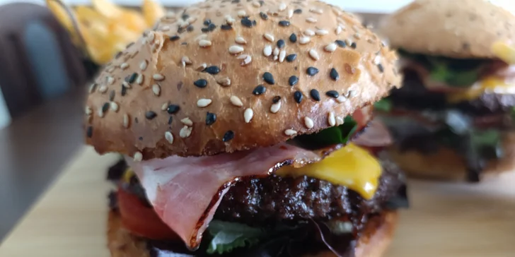 Bacon burger nebo cheeseburger s hranolky v Knínickém hostinci, pro 1 či 2 osoby