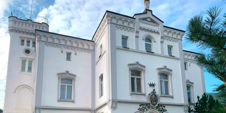 Novogotický zámeček nedaleko Litvínova: romantický pobyt se snídaní, pokoj s vířivkou