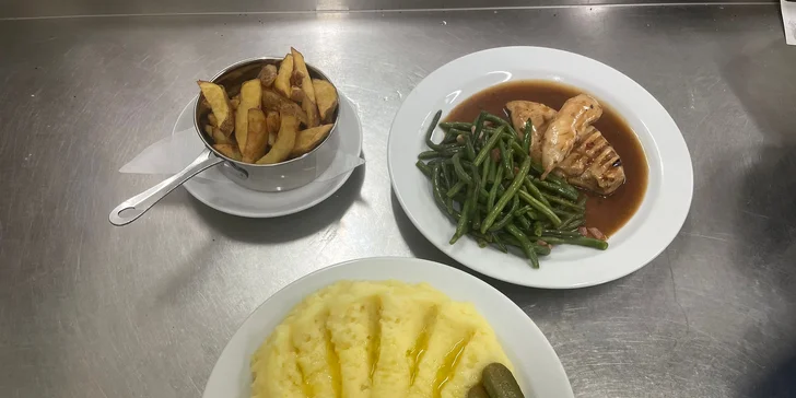 Oběd v poctivé české hospůdce: polední menu s polévkou a nápojem pro 1 i 2 osoby