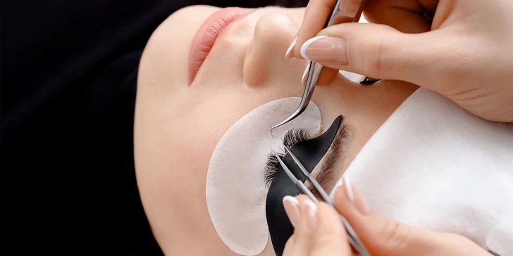 Prodloužení řas v elegantním salonu: řasa na řasu i objemové 3D-5D