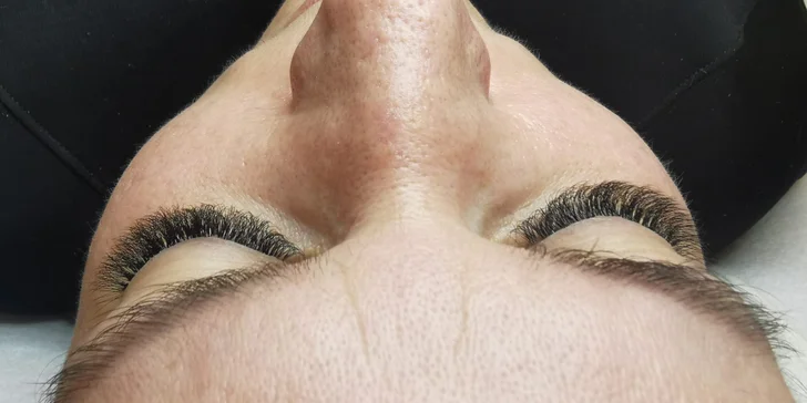 Prodloužení řas v elegantním salonu: řasa na řasu i objemové 3D-5D