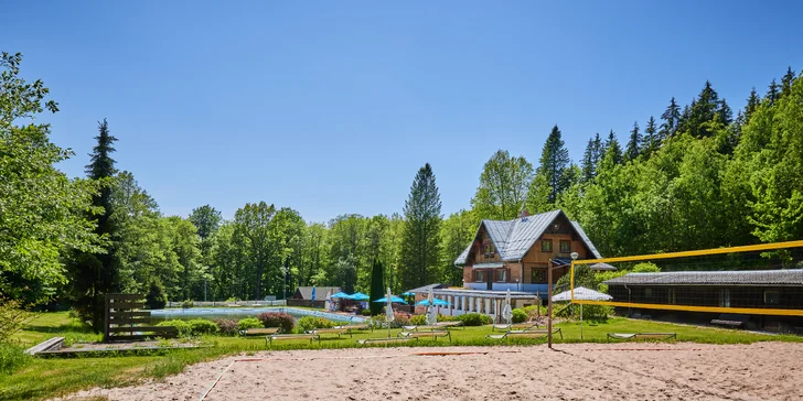 Krásný resort u lesní plovárny v Mladých Bukách na úpatí Krkonoš: koupání, turistika i lyžování na dosah