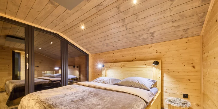 Krásný resort u lesní plovárny v Mladých Bukách na úpatí Krkonoš: koupání, turistika i lyžování na dosah