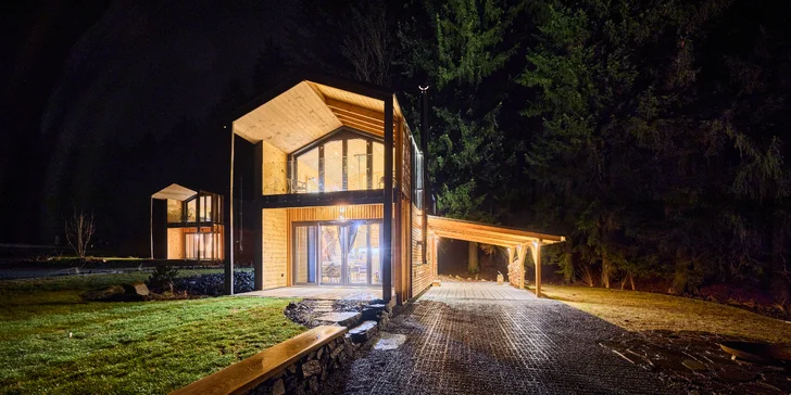 Krásný resort u lesní plovárny v Mladých Bukách na úpatí Krkonoš: koupání, turistika i lyžování na dosah