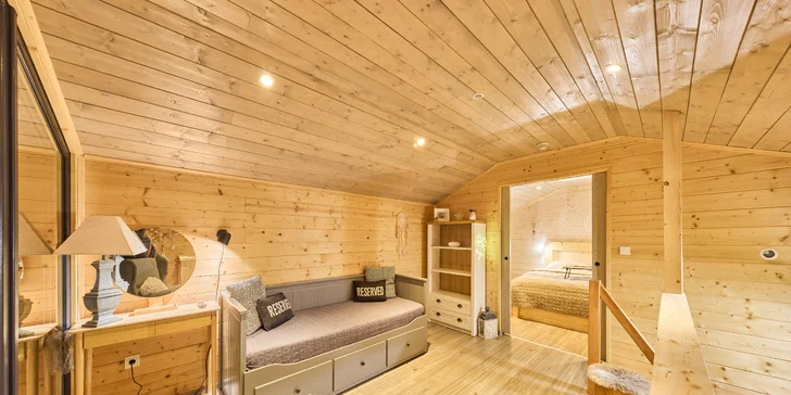 Krásný resort u lesní plovárny v Mladých Bukách na úpatí Krkonoš: koupání, turistika i lyžování na dosah