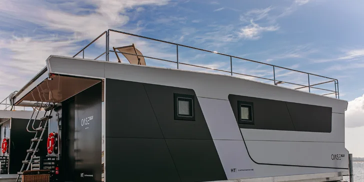 Luxusní houseboaty a bubliny na jezeře: privátní wellness, strava, vodní sporty a moře 300 m
